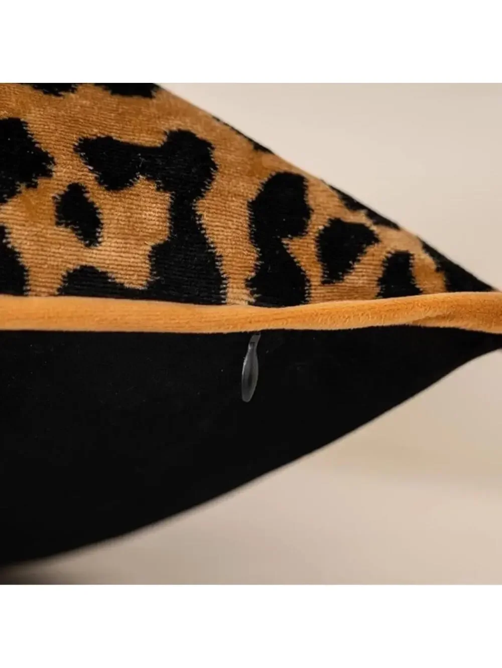 🆕 Leopard Print Velvet EURO decorative accent pillow cover in 2 18” x 18” animal